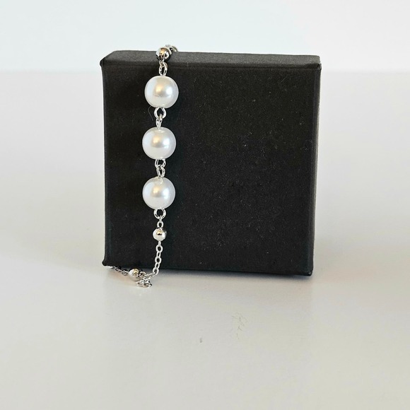 Everlasting Bonds: Sterling Silver Charm Bracelet with Pearls of Friendship - Picture 3 of 12